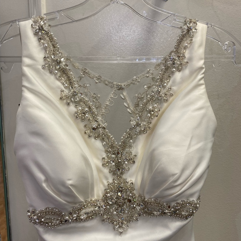 Allure romance ivory wedding gown sz 2